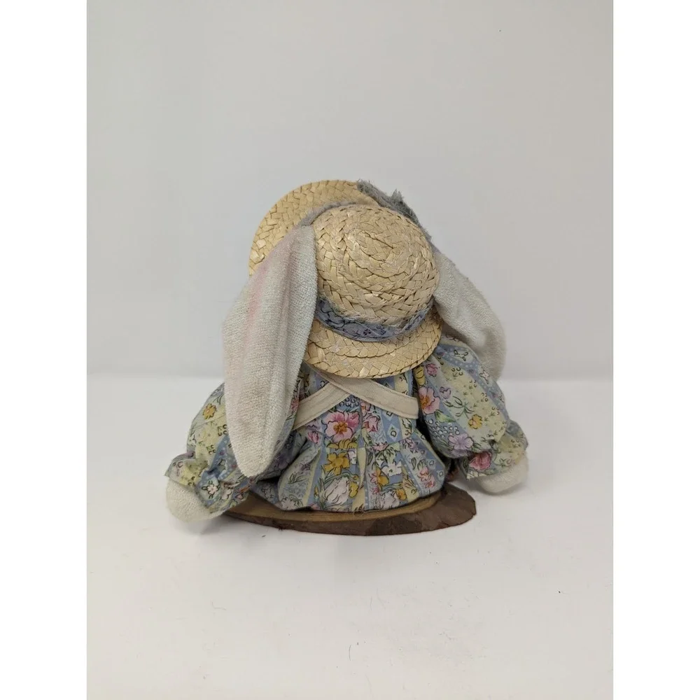 Bunny Sittig On Wood‎